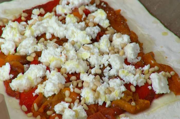 Пирог с козьим сыром и запеченным перцем 