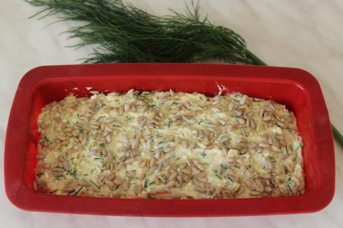 Закусочный творожный кекс с кабачком и укропом