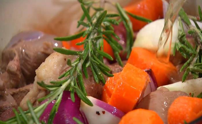 Томленая ягнятина с лимонным соусом