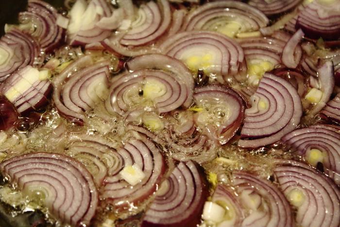 Лепешки с луковой начинкой