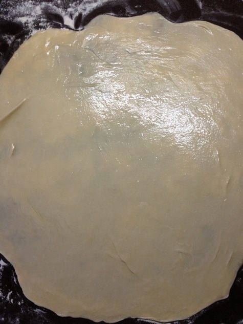 Слоеный пирог-рулет с вишней и корицей на сковороде