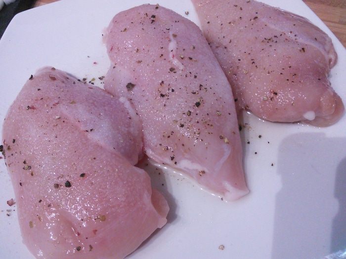 Куриное филе, запечённое в овощах под томатным соусом 