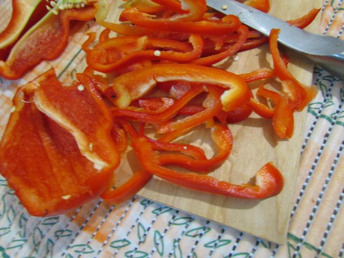 Открытый пирог с сыром и курицей