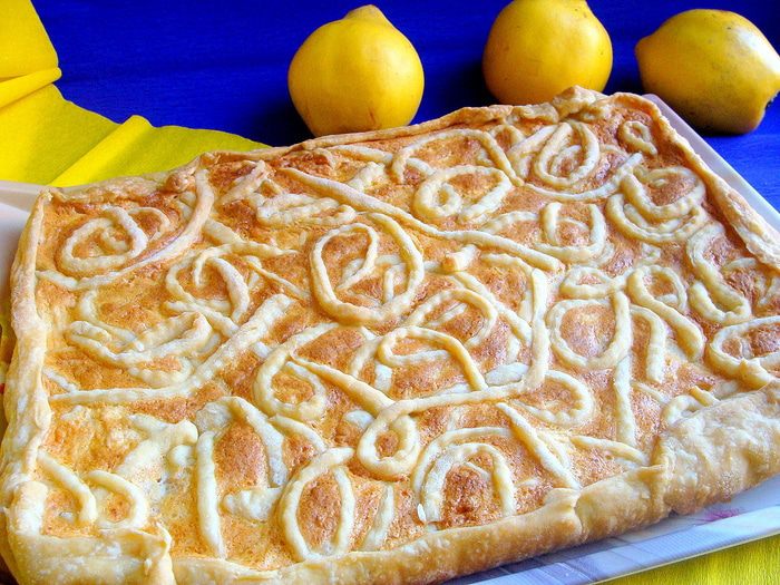 Творожно-белковый пирог с айвой