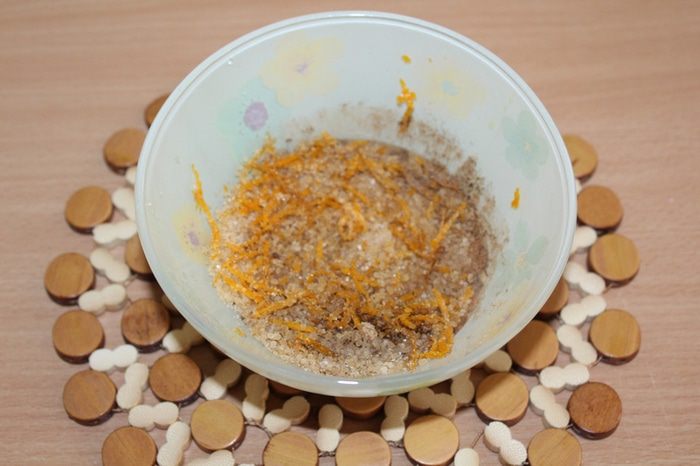 Пирог со сливой и спиральками с корицей