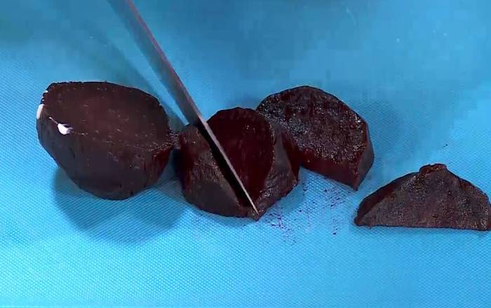 Тосты со свеклой, фисташками и йогуртовой заправкой 