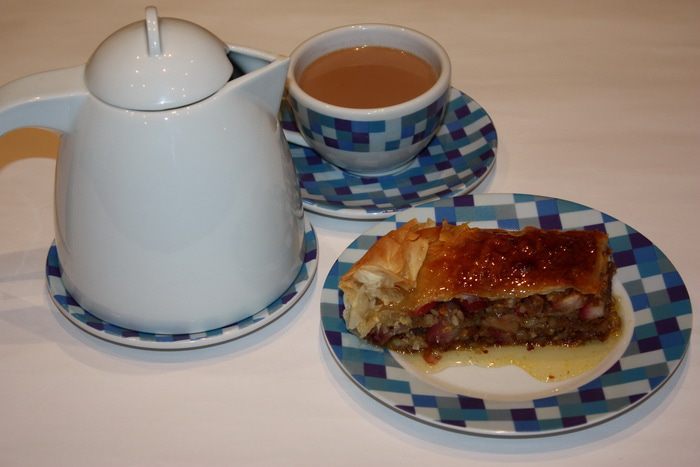 Яблочная пахлава с лавандовым сиропом