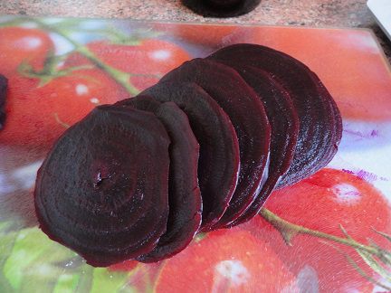 Кабачки в кляре с маринованной свеклой