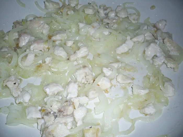 Сытный омлет с овощами и курицей
