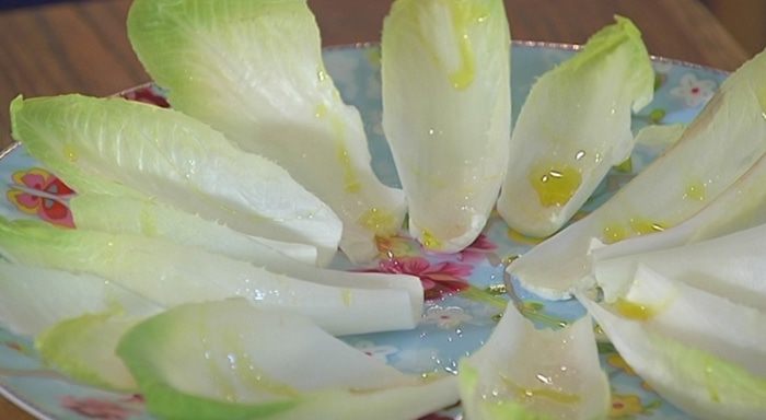 Салат с тыквой и свеклой на листьях цикория