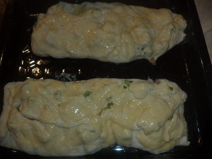 Пироги из дрожжевого теста с брокколи, сыром и колбасой