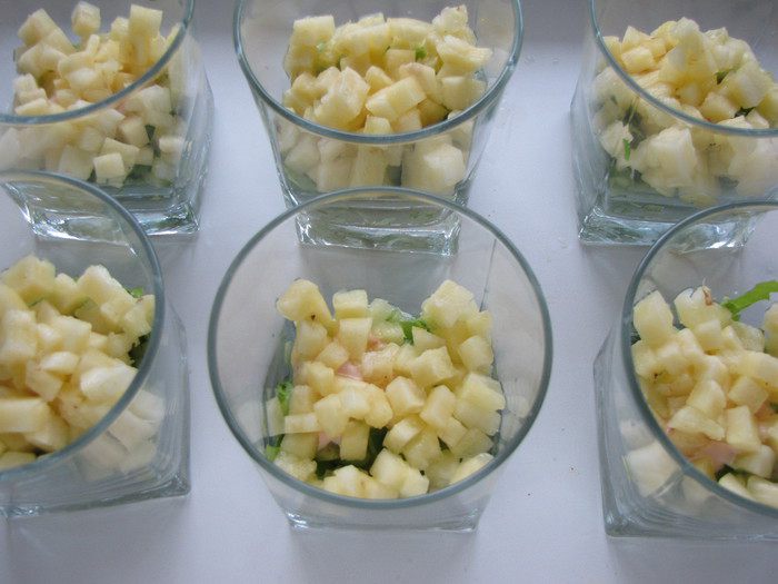 Салат-коктейль с креветками и ананасом