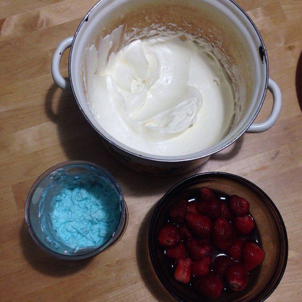 Торт из бисквита с клубничной пропиткой, клубникой и сливками