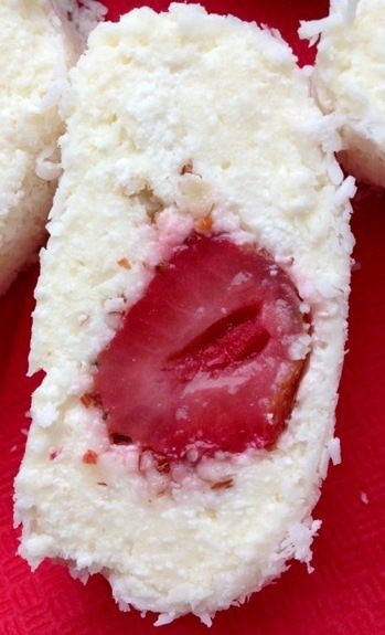 Творожный десерт-рулет с клубникой и миндалем