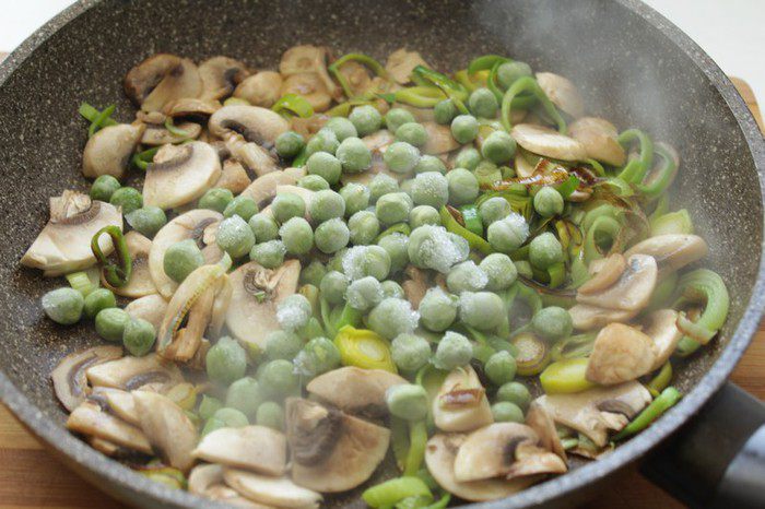 Запеченная треска с шампиньонами и горошком