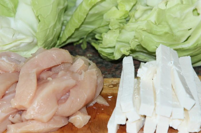 Капустные рулетики с куриным филе и брынзой