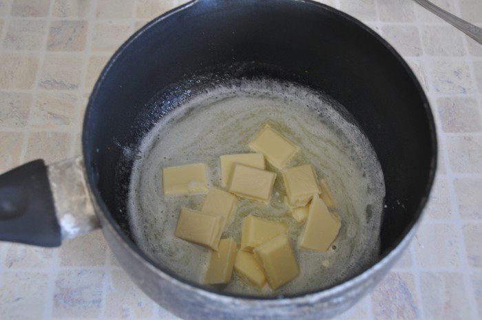Шоколадный торт с кофейным кремом и хрустящими конфетками 