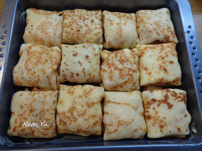 Запеченные блинчики с яблоками и сгущенкой