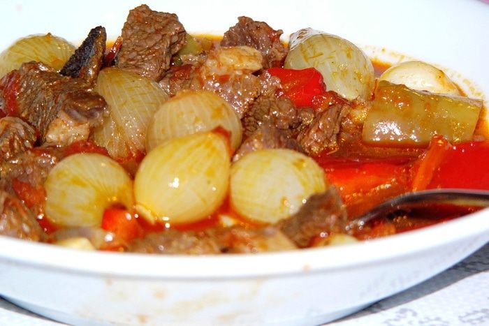 Мясо, тушеное с луком-шалотом