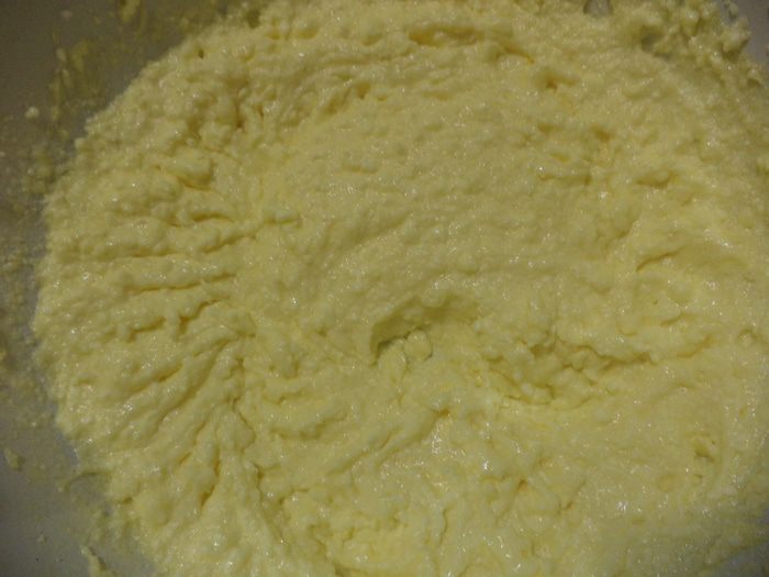 Пряный медовик с ореховой начинкой и масляным кремом