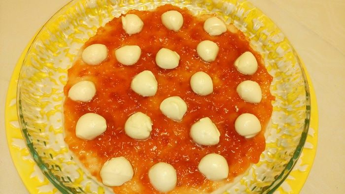Сладкая пицца с черникой