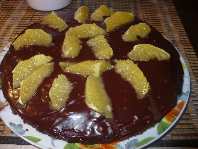 Шоколадный торт со взбитыми сливками