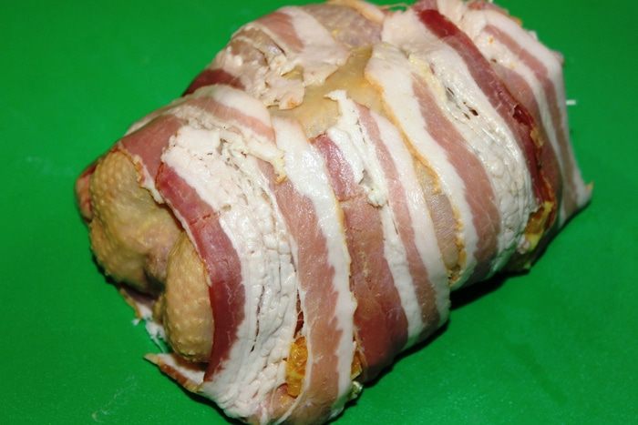 Румяные цыплята с апельсинами в беконе