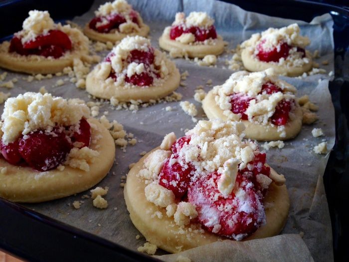 Творожные ватрушки с клубникой и штрейзелем