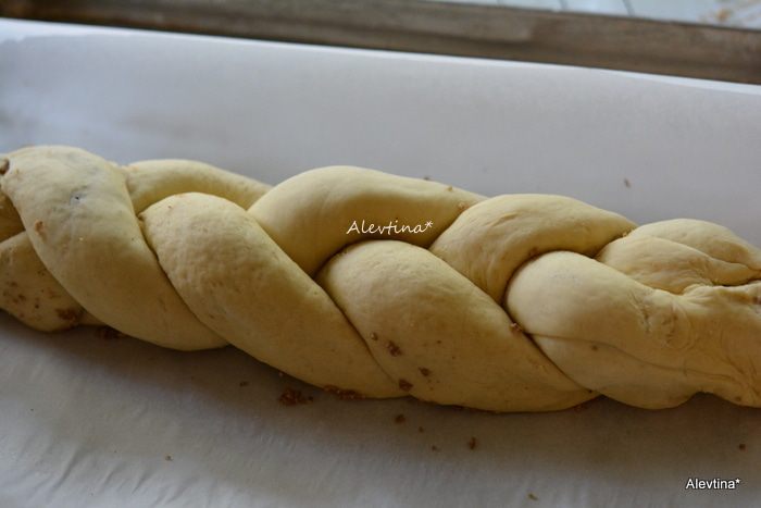 Домашняя булка с пеканом и корицей