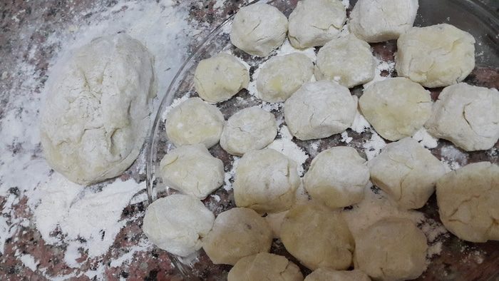 Постные картофельные клёцки с луком, грибами и сельдереем