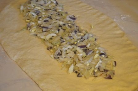 Плетенка с капустой, яйцом и красным луком