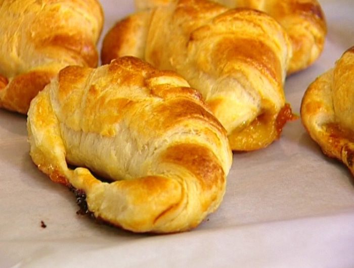 Круассаны  с конфитюром и шоколадным сыром