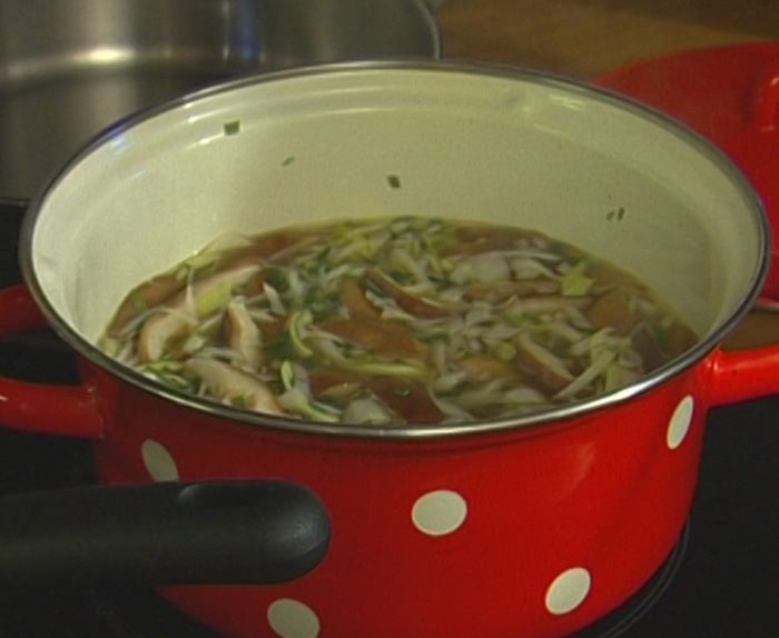 Прозрачный суп с яйцом и луком-пореем