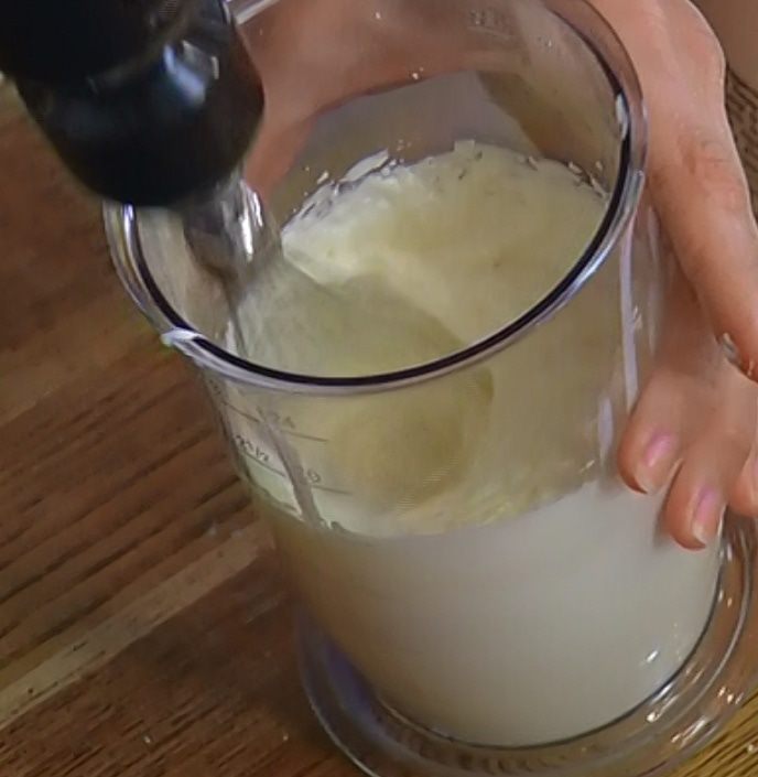 Кофейный десерт со взбитыми сливками и орехами пекан 