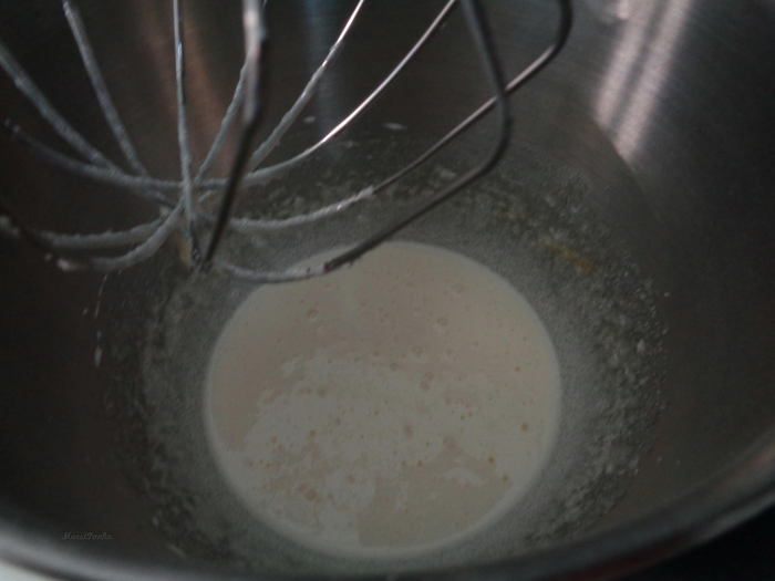 Клубничный бисквитный пирог с цукатами экзотических фруктов