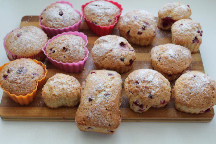 Маффины с марципаном и брусникой