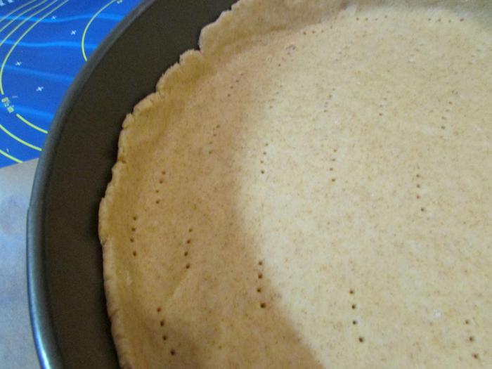Киш из цельнозерновой муки с капустой и яйцом