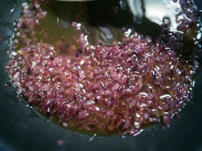 Козий сыр, запечённый под ореховой корочкой на сливовом карпаччо 