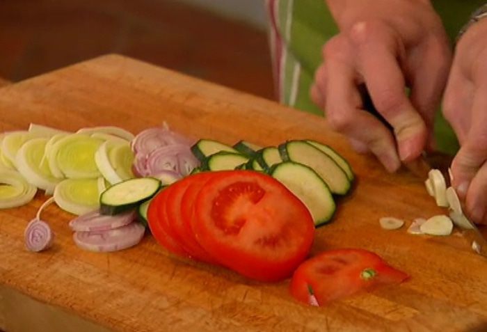 Яичные кружева на овощах 