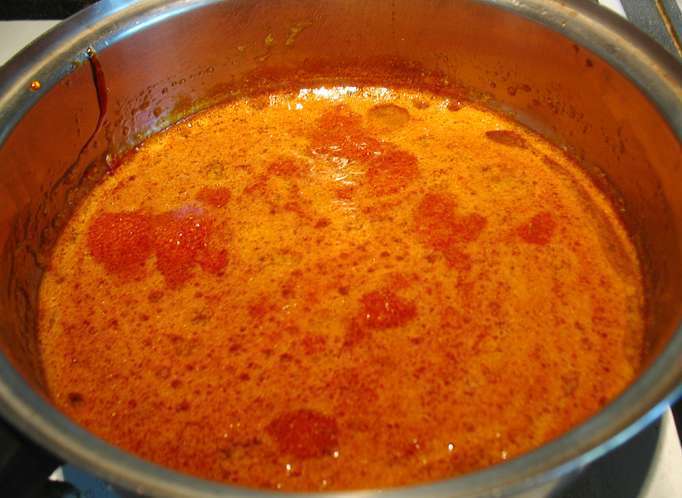 Карамельный медовик с клубникой