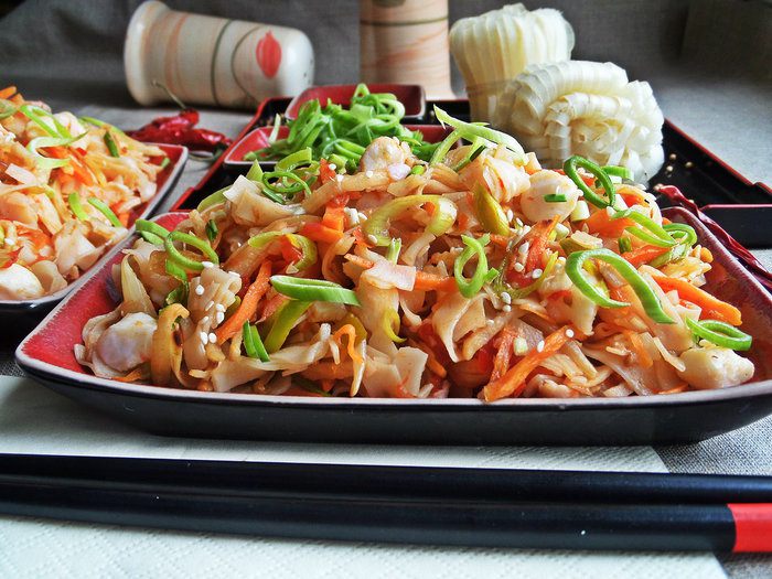 Рисовая лапша с овощами и крабом