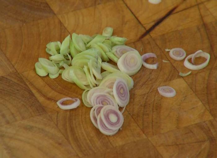 Салат из красного риса со стручковой фасолью