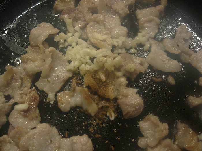 Капуста с беконом по-холостяцки