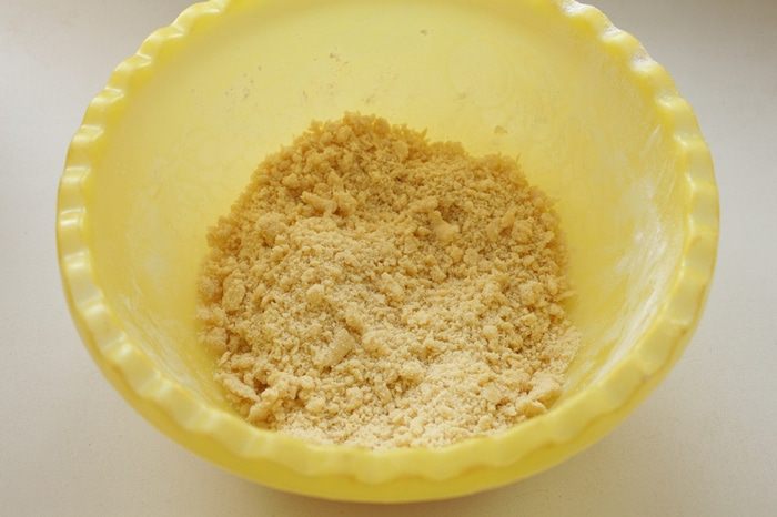 Тарт с белым шоколадом и брусникой