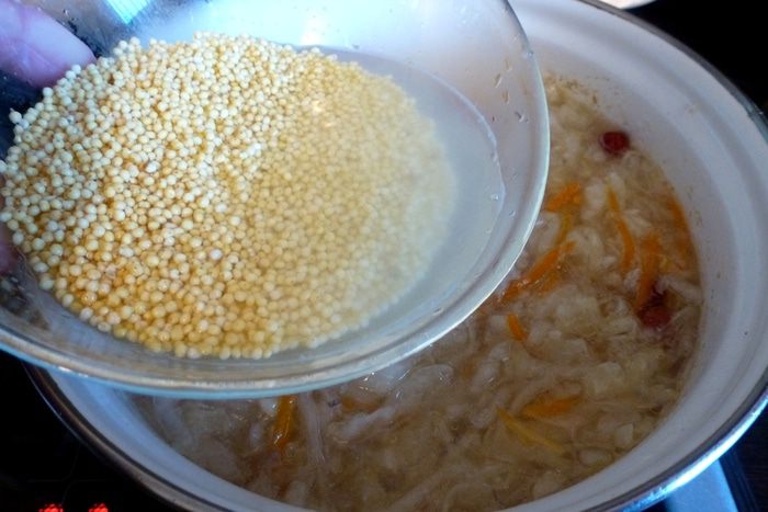 Запорожский капустняк с уткой и копченым черносливом