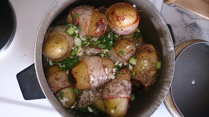 Печеный картофель с беконом, зеленым луком и чесноком