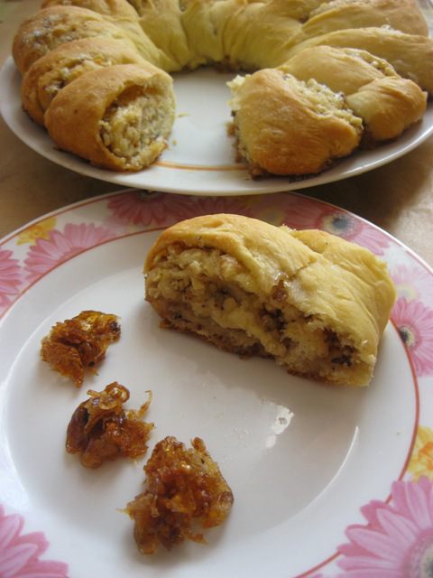 Рулет с орехами и изюмом