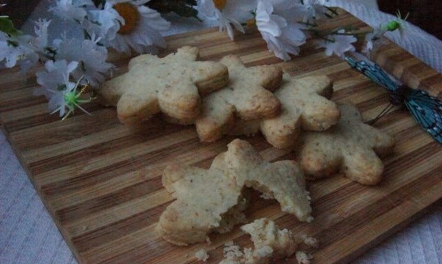 Рассыпчатое печенье с ромашкой и лимоном
