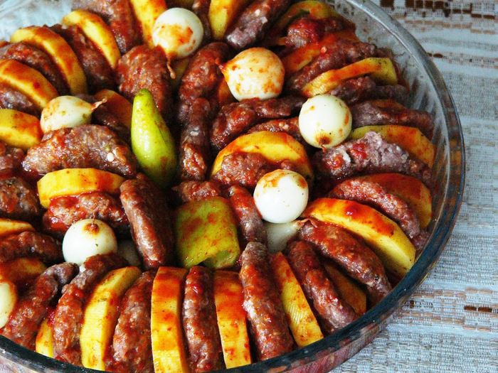 Котлеты, запеченные в томатном соусе, с картофелем