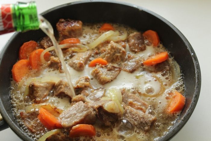 Томленое мясо и овощи в пиве